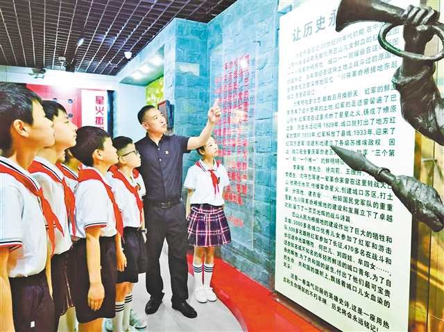 廟壩鎮第一小學學生講述城口革命故事，創作泥塑再現百年經典，用實際行動傳承紅色精神 “紅孩子”是這樣“煉”成的