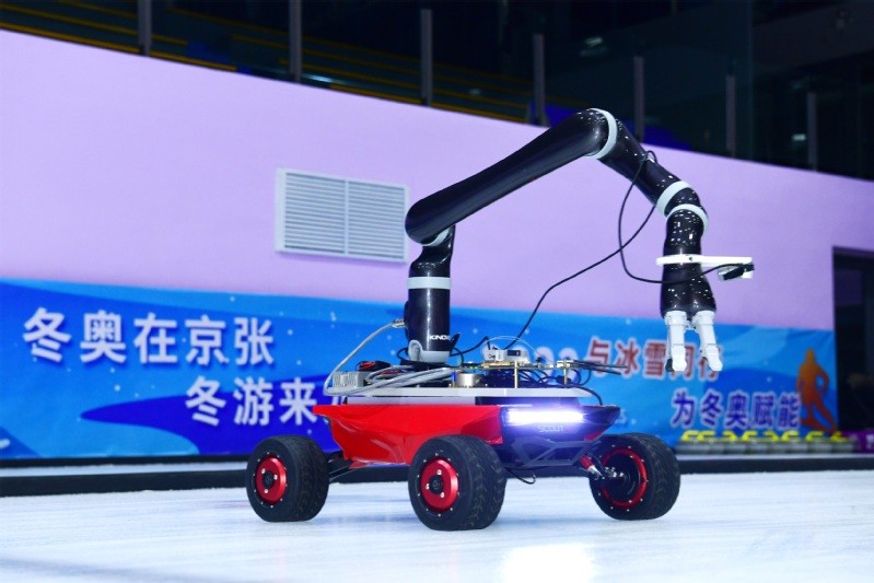 科技創(chuàng)新迎冬奧 我校舉辦冰壺人機(jī)對抗表演賽