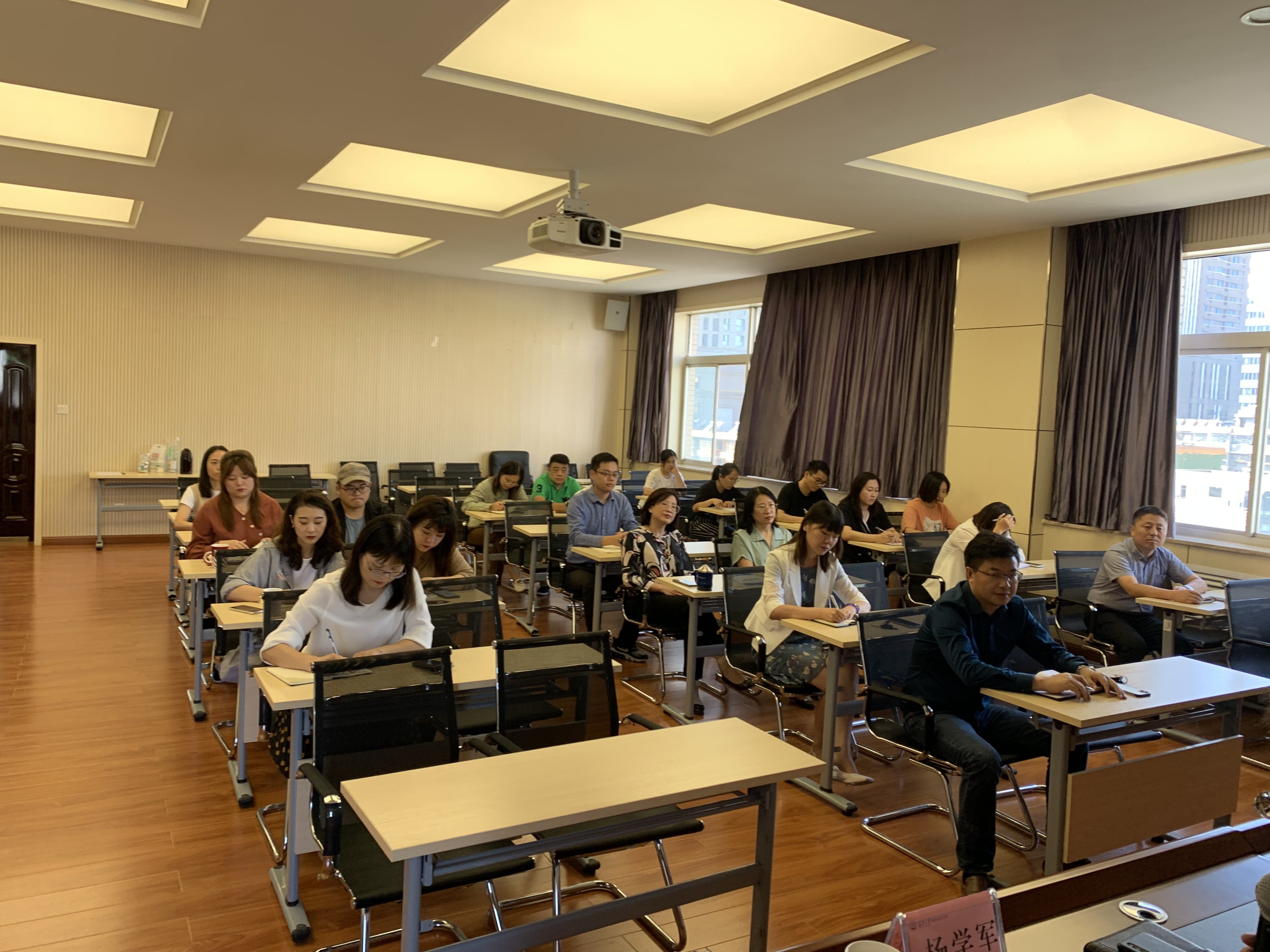 促進我院非學(xué)歷教育培訓(xùn)工作再上新臺階，建立內(nèi)訓(xùn)長效機制