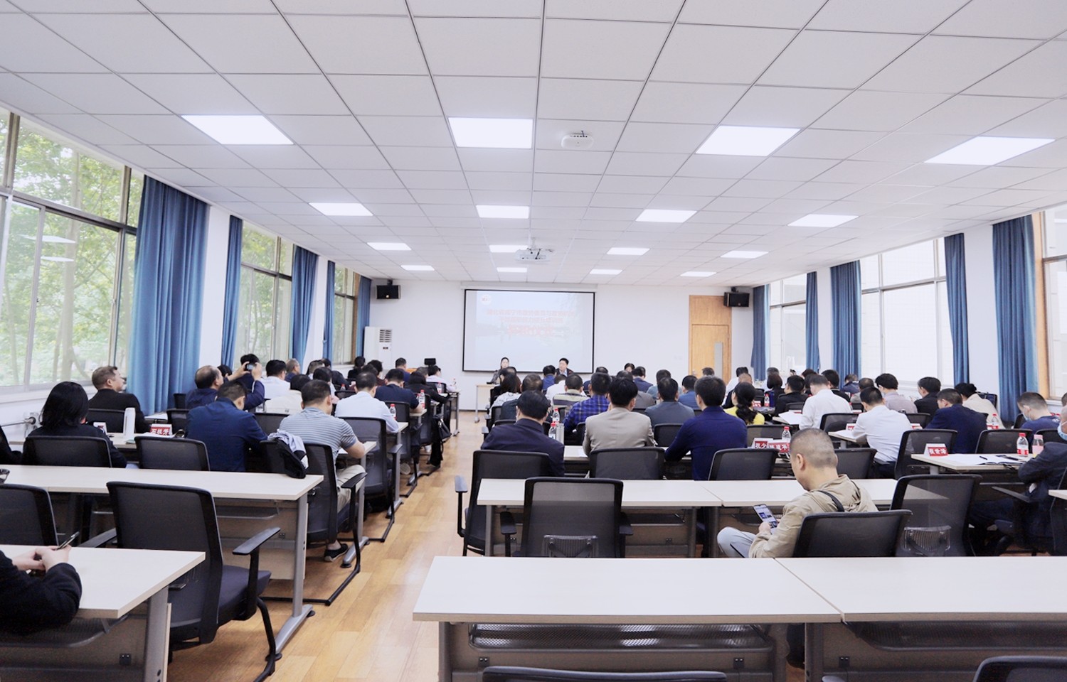 湖北省咸寧市政協(xié)委員與政協(xié)機(jī)關(guān)干部履職能力提升培訓(xùn)班開班